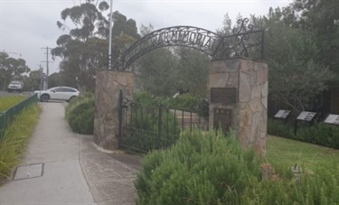 Photo of the memorial gates at the Eltham War Memorial Building Complex, Main Road Eltham. Constructed 1954. Source: Context 2020.