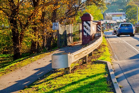 Photo of a footpath leading to a bridge at the entrance to Diamond Creek